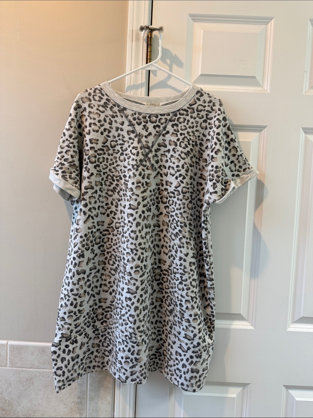 JODIFL Light Gray Leopard Print Top
